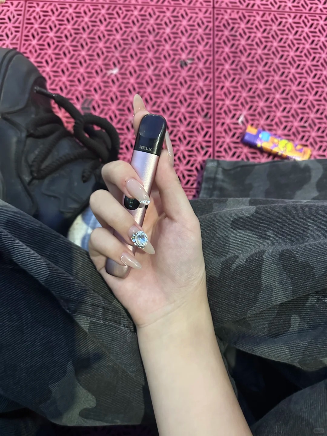 :居家放鬆時刻手持RELX六代霧化器的真實生活場景