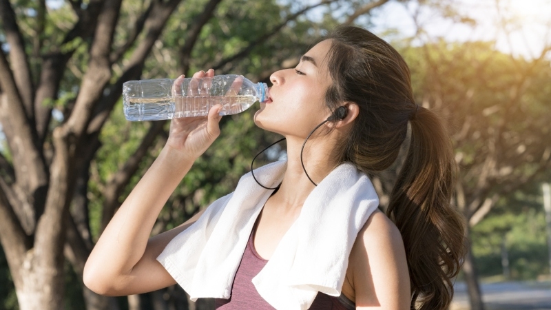 一名運動後在戶外進行高效細胞補水的女子,詮釋自然生命力與代謝循環的平衡之美。